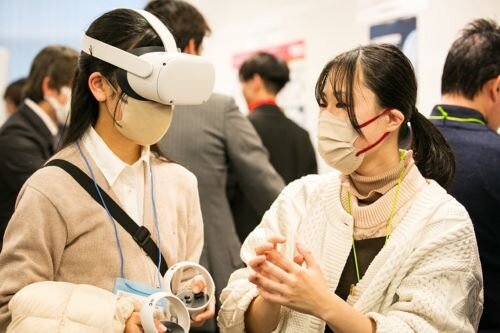 石田弥々さん（上）、高野みづほさん（下）ら大学院生・学部生が本学の紹介や、VRツールの使用法についての説明を行いました